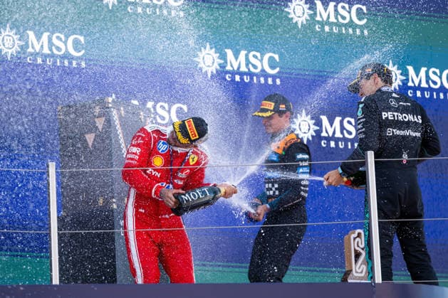 ESP, MSC Cruises Grand Prix von Barcelona-Katalonien, Rennen, Formel 1 Weltmeisterschaft Saison 2026 14.06.2026, Circuit de Barcelona Catalunya, Barcelona, ESP, MSC Cruises Grand Prix von Barcelona-Katalonien, Rennen, Formel 1 Weltmeisterschaft Saison 2026, im Bild Lewis Hamilton (Scuderia Ferrari HP, Großbritannien, 44) jubelt auf dem Podium bei der Siegerehrung über seinen ersten Sieg mit Ferrari und spritzt Champagner mit Lando Norris ( McLaren Mastercard Formula 1 Team, Großbritannien, 01), George Russell (Mercedes-AMG Petronas F1 Team, Großbritannien, 63),