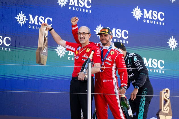 ESP, MSC Cruises Grand Prix von Barcelona-Katalonien, Rennen, Formel 1 Weltmeisterschaft Saison 2026 14.06.2026, Circuit de Barcelona Catalunya, Barcelona, ESP, MSC Cruises Grand Prix von Barcelona-Katalonien, Rennen, Formel 1 Weltmeisterschaft Saison 2026, im Bild Carlos Santi (Scuderia Ferrari, Renningenieur), Lewis Hamilton (Scuderia Ferrari HP, Großbritannien, 44) auf dem Podium bei der Siegerehrung jubeln über den Sieg,