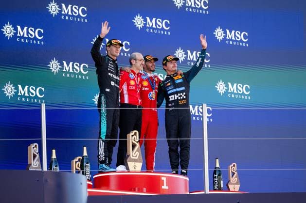 ESP, MSC Cruises Grand Prix von Barcelona-Katalonien, Rennen, Formel 1 Weltmeisterschaft Saison 2026 14.06.2026, Circuit de Barcelona Catalunya, Barcelona, ESP, MSC Cruises Grand Prix von Barcelona-Katalonien, Rennen, Formel 1 Weltmeisterschaft Saison 2026, im Bild George Russell (Mercedes-AMG Petronas F1 Team, Großbritannien, 63), Carlos Santi (Scuderia Ferrari, Renningenieur), Lewis Hamilton (Scuderia Ferrari HP, Großbritannien, 44), Lando Norris ( McLaren Mastercard Formula 1 Team, Großbritannien, 01) auf dem Podium bei der Siegerehrung,