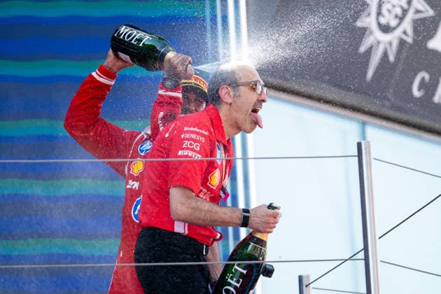 ESP, MSC Cruises Grand Prix von Barcelona-Katalonien, Rennen, Formel 1 Weltmeisterschaft Saison 2026 14.06.2026, Circuit de Barcelona Catalunya, Barcelona, ESP, MSC Cruises Grand Prix von Barcelona-Katalonien, Rennen, Formel 1 Weltmeisterschaft Saison 2026, im Bild Carlos Santi (Scuderia Ferrari, Renningenieur), Lewis Hamilton (Scuderia Ferrari HP, Großbritannien, 44) auf dem Podium bei der Siegerehrung jubeln über den Sieg und spritzen Champagner,