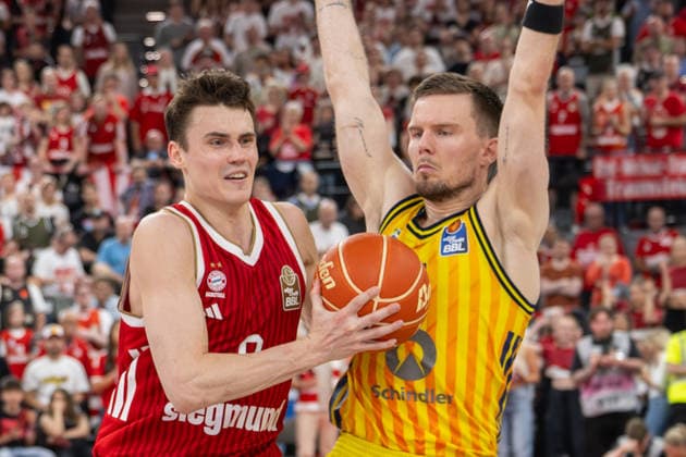 Neno Dimitrijevic 0 (FC Bayern Basketball) im Zweikampf mit Martin Hermannsson 15 (Alba Berlin), FC Bayern Basketball vs. Alba Berlin, BBL, Finale 2, 14.06.2026 Muenchen Bayern Deutschland