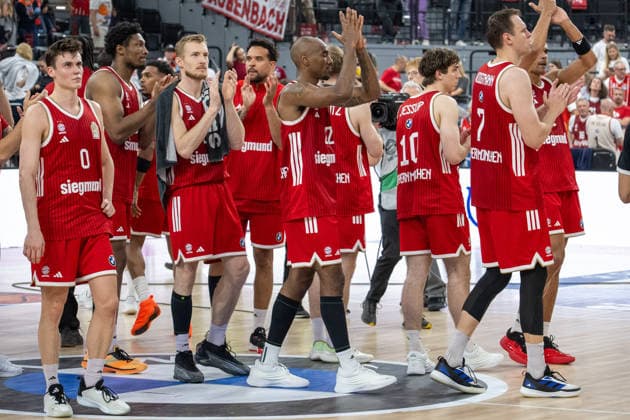 Die Spieler des FC Bayern Basketball stehe zusammen und verabschiedne sich von Ihren Fans, FC Bayern Basketball vs. Alba Berlin, BBL, Finale 2, 14.06.2026 Muenchen Bayern Deutschland
