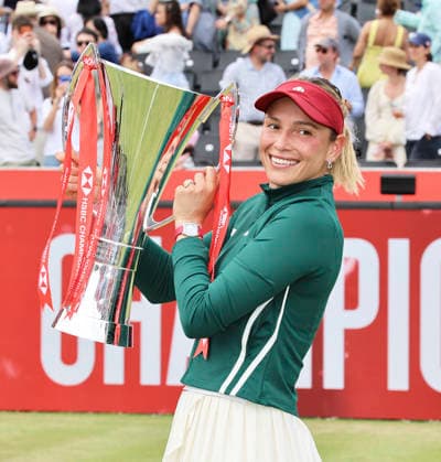 TENNIS - WTA, Tennis Damen Queen s Club LONDON,ENGLAND,14.JUN.26 - TENNIS - WTA Tour, HSBC Championships. Image shows the rejoicing of Donna Vekic (CRO). keywords: trophy.  GEPAxpictures xAlanxGrieves