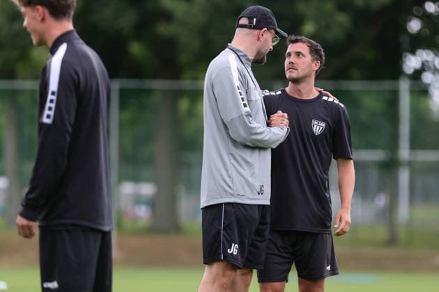 14.06.2026, Fußball, Herren, Regionalliga Bayern, Saison 2026 2027: Trainingsauftakt FC Schweinfurt 05 Von links: Trainer Jan Gernlein (FC Schweinfurt 05) begrüßt Nils Piwernetz (FC Schweinfurt 05) Schweinfurt Riedel Bau Arena im Sachs-Stadio Bayern Unterfranken Deutschland