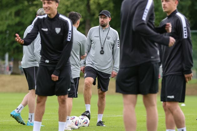 14.06.2026, Fußball, Herren, Regionalliga Bayern, Saison 2026 2027: Trainingsauftakt FC Schweinfurt 05 Mitte: Trainer Jan Gernlein (FC Schweinfurt 05) beim Training zwischen seinen Spielern Schweinfurt Riedel Bau Arena im Sachs-Stadio Bayern Unterfranken Deutschland