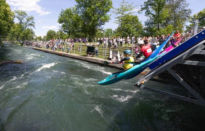 StartKajak Cross von der Startrampe; ICF Kanu Slalom Weltcup 2026 Eiskanal Augsburg