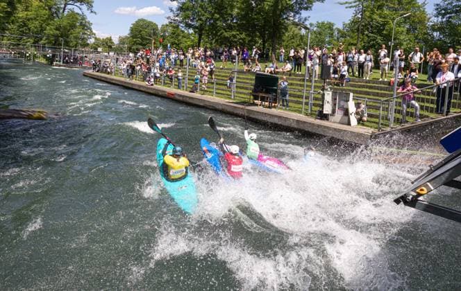 StartKajak Cross von der Startrampe; ICF Kanu Slalom Weltcup 2026 Eiskanal Augsburg