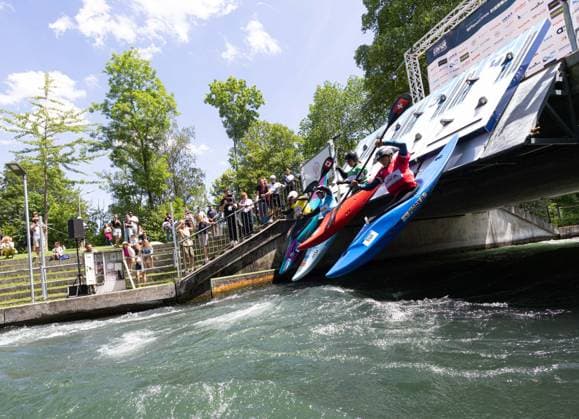 StartKajak Cross von der Startrampe; ICF Kanu Slalom Weltcup 2026 Eiskanal Augsburg