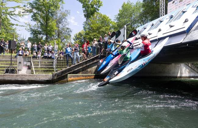 StartKajak Cross von der Startrampe; ICF Kanu Slalom Weltcup 2026 Eiskanal Augsburg