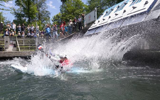 StartKajak Cross von der Startrampe; ICF Kanu Slalom Weltcup 2026 Eiskanal Augsburg