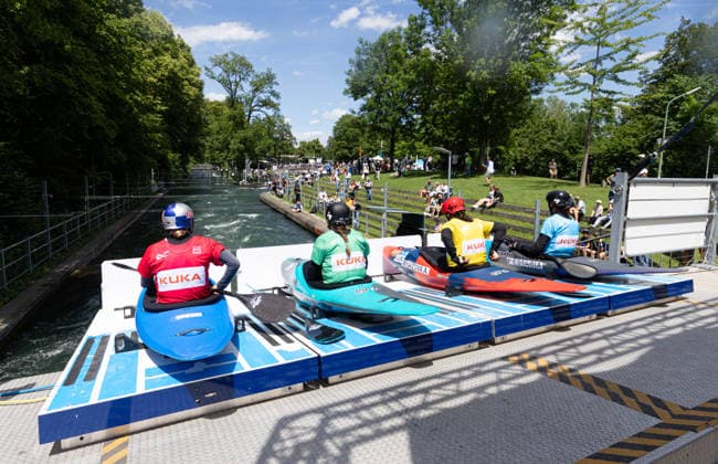 StartKajak Cross von der Startrampe; ICF Kanu Slalom Weltcup 2026 Eiskanal Augsburg