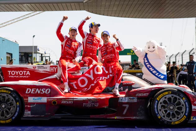 24 HEURES DU MANS 2026 - PODIUM 07 CONWAY Mike (gbr), KOBAYASHI Kamui (jpn), DE VRIES Nyck (nld), Toyota Racing, Toyota TR010 Hybrid 07, Hypercar, celebrates their win during the podium of the 24 Hours of Le Mans 2026, 3rd round of the 2026 FIA World Endurance Championship, on June 14, 2026 on the Circuit des 24 Heures du Mans in Le Mans, France - Le MansFrance  Copyright: xJULIENxDELFOSSEx