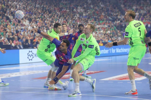 14.06.2026, xtgx, Handball, EHF Champions League Finale, FC Barcelona, Barca - Füchse Berlin v.l. Timothey N guessan (N guessan, Barcelona, 19) Mathias Gidsel (Berlin, 19) Zweikampf, Duell, Kampf, tackle Zweikampf, Duell, Kampf, tackle Koeln