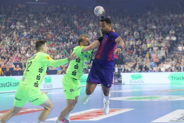 14.06.2026, xtgx, Handball, EHF Champions League Finale, FC Barcelona, Barca - Füchse Berlin v.l. Max Darj (Berlin, 5), Timothey N guessan (N guessan, Barcelona, 19) Zweikampf, Duell, Kampf, tackle Koeln