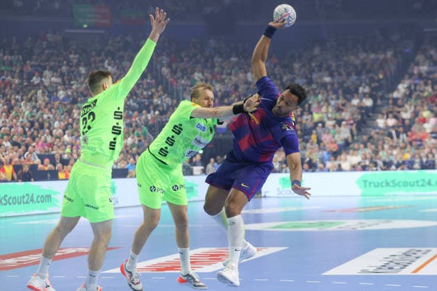 14.06.2026, xtgx, Handball, EHF Champions League Finale, FC Barcelona, Barca - Füchse Berlin v.l. Max Darj (Berlin, 5), Timothey N guessan (N guessan, Barcelona, 19) Zweikampf, Duell, Kampf, tackle Koeln