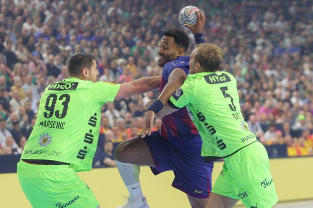 14.06.2026, xtgx, Handball, EHF Champions League Finale, FC Barcelona, Barca - Füchse Berlin v.l. Mijajlo Marsenic (Berlin, 93), Timothey N guessan (N guessan, Barcelona, 19), Max Darj (Berlin, 5) Zweikampf, Duell, Kampf, tackle Koeln