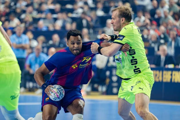Köln, 12.05.2026, Handball, Herren, EHF Champions League Men 2025 26, Finale, FC Barcelona, Barca - Füchse Berlin Timothey N Guessan (FC Barcelona, 19) im Zweikampf mit Max Darj (Füchse Berlin, 5)