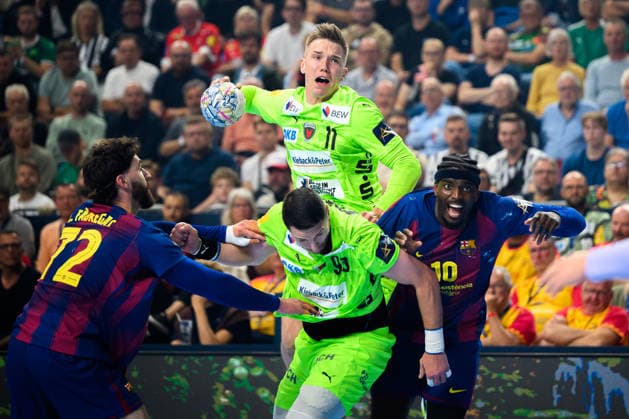 Koeln, Deutschland: Handball EHF CL Final 4 - Finale - Barca - Fuechse Berlin v.li. Ludovic Fabregas (Barcelona), Lasse Bredekjaer Andersson (Berlin), Mijajlo Marsenic (Berlin), Dika Mem (Barcelona) Koeln Lanxess Arena Nordrhein-Westfalen Deutschland