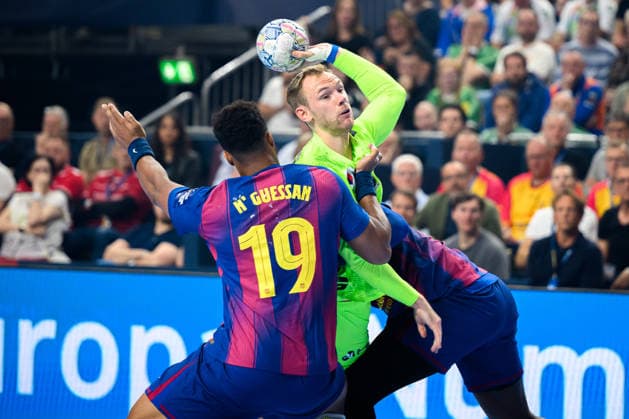 Koeln, Deutschland: Handball EHF CL Final 4 - Finale - Barca - Fuechse Berlin v. li. im Zweikampf Timothey N guessan (Barcelona), Mathias Gidsel (Berlin) Koeln Lanxess Arena Nordrhein-Westfalen Deutschland