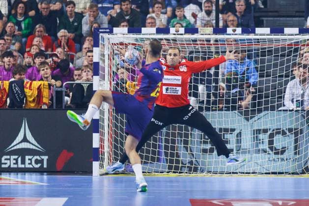 Aleix GOMEZ FC Barcelona, Barca Barca, 20) schießt schiesst einen Siebenmeter gegen Dejan MILOSAVLJEV (Fuechse Berlin, 96) GER, FC Barcelona Barca vs. Fuechse Berlin, Handball, TruckScout24 EHF FINAL4 2026, Finale, Spielzeit 2025 2026, 14.06.2026, GER, FC Barcelona Barca vs. Fuechse Berlin, Handball, TruckScout24 EHF FINAL4 2026, Finale, Spielzeit 2025 2026, 14.06.2026, Koeln