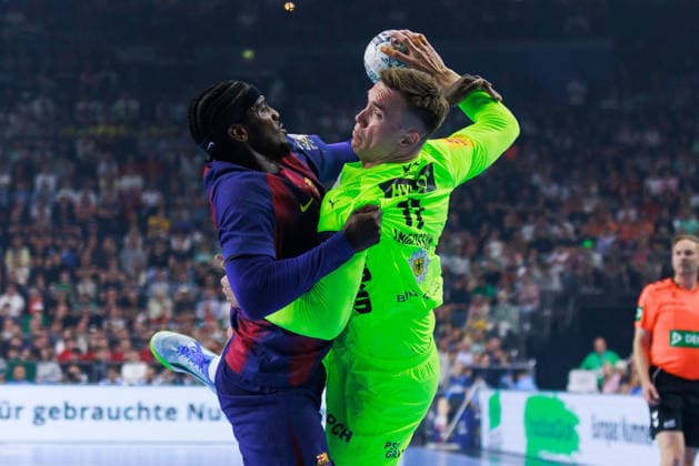 Lasse Bredekjaer ANDERSSON (Fuechse Berlin, 11) im Zweikampf gegen Dika MEM FC Barcelona, Barca Barca, 10) GER, FC Barcelona Barca vs. Fuechse Berlin, Handball, TruckScout24 EHF FINAL4 2026, Finale, Spielzeit 2025 2026, 14.06.2026, GER, FC Barcelona Barca vs. Fuechse Berlin, Handball, TruckScout24 EHF FINAL4 2026, Finale, Spielzeit 2025 2026, 14.06.2026, Koeln
