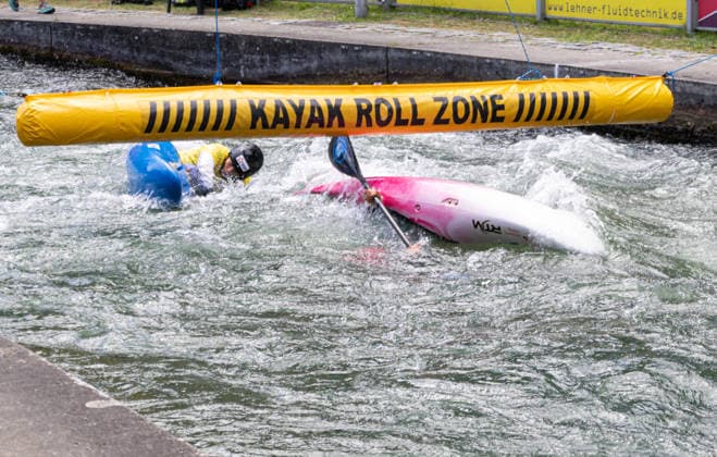 Kajak Cross, Pflichtfigur Eskimorolle; ICF Kanu Slalom Weltcup 2026 Eiskanal Augsburg