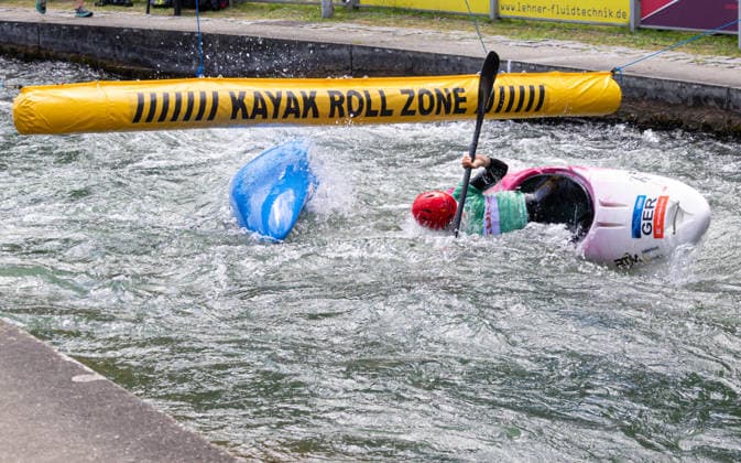 Kajak Cross, Pflichtfigur Eskimorolle; ICF Kanu Slalom Weltcup 2026 Eiskanal Augsburg