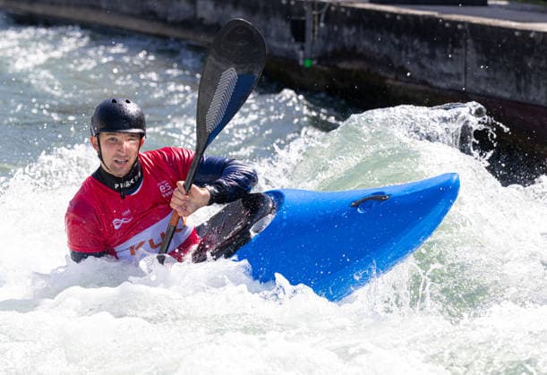 Ben Haylett (GBR), Sieger im Kajak Cross, ICF Kanu Slalom Weltcup 2026 Eiskanal Augsburg