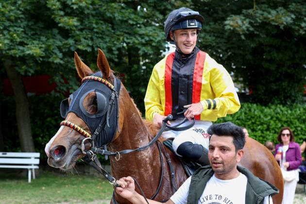 14.06.2026, Koeln, Nordrhein-Westfalen, GER - Aomanda mit Sibylle Vogt nach dem Sieg. Galopprennbahn Koeln-Weidenpesch. (Pferd, Jockey, Aomanda, Vogt, Sieg) 260614S978KOELN.JPG