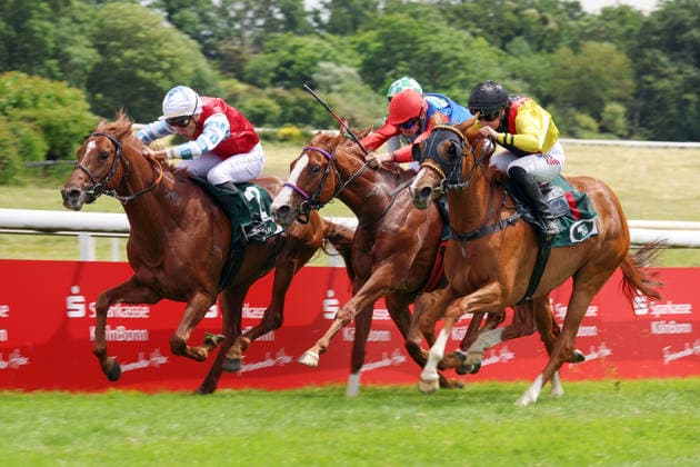 14.06.2026, Koeln, Nordrhein-Westfalen, GER - Aomanda (rechts) mit Sibylle Vogt gewinnt. Galopprennbahn Koeln-Weidenpesch. (Pferd, Jockey, Aomanda, Vogt, Sieg, Ziel, Zielankunft) 260614S975KOELN.JPG *** 14 06 2026, Koeln, Nordrhein Westfalen, GER Aomanda right with Sibylle Vogt wins racecourse Koeln Weidenpesch horse, jockey, Aomanda, Vogt, victory, finish, finish 260614S975KOELN JPG
