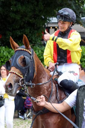 14.06.2026, Koeln, Nordrhein-Westfalen, GER - Aomanda mit Sibylle Vogt nach dem Sieg. Galopprennbahn Koeln-Weidenpesch. (Pferd, Jockey, Aomanda, Vogt, Sieg) 260614S977KOELN.JPG