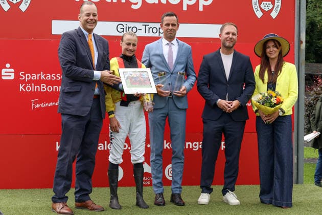 14.06.2026, Koeln, Nordrhein-Westfalen, GER - Siegerehrung: Aomanda mit Sibylle Vogt gewinnt. Galopprennbahn Koeln-Weidenpesch. (Siegerehrung, Aomanda, Vogt, Sieg) 260614S980KOELN.JPG