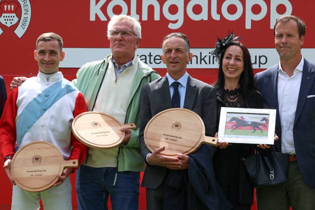 14.06.2026, Koeln, Nordrhein-Westfalen, GER - Siegerehrung: Bapp mit Rene Piechulek gewinnt. Galopprennbahn Koeln-Weidenpesch. (Siegerehrung, Bapp, Piechulek, Sieg) 260614S985KOELN.JPG