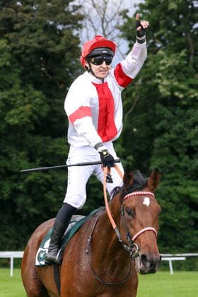 14.06.2026, Koeln, Nordrhein-Westfalen, GER - Englishman mit Enzo Crublet nach dem Sieg im 191. Union-Rennen. Galopprennbahn Koeln-Weidenpesch. (Pferd, Jockey, Englishman, Crublet, Sieg) 260614S990KOELN.JPG