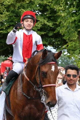14.06.2026, Koeln, Nordrhein-Westfalen, GER - Englishman mit Enzo Crublet nach dem Sieg im 191. Union-Rennen. Galopprennbahn Koeln-Weidenpesch. (Pferd, Jockey, Englishman, Crublet, Sieg) 260614S995KOELN.JPG