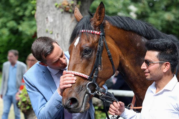 14.06.2026, Koeln, Nordrhein-Westfalen, GER - Englishman mit Trainer Marcel Weiss (links) nach dem Sieg im 191. Union-Rennen. Galopprennbahn Koeln-Weidenpesch. (Pferd, Trainer, Englishman, Weiss, Sieg) 260614S997KOELN.JPG