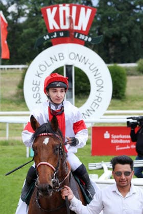 14.06.2026, Koeln, Nordrhein-Westfalen, GER - Englishman mit Enzo Crublet nach dem Sieg im 191. Union-Rennen. Galopprennbahn Koeln-Weidenpesch. (Pferd, Jockey, Englishman, Crublet, Sieg) 260614S993KOELN.JPG