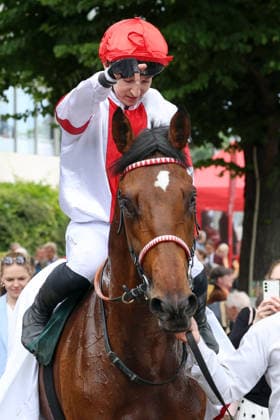 14.06.2026, Koeln, Nordrhein-Westfalen, GER - Englishman mit Enzo Crublet nach dem Sieg im 191. Union-Rennen. Galopprennbahn Koeln-Weidenpesch. (Pferd, Jockey, Englishman, Crublet, Sieg) 260614S994KOELN.JPG