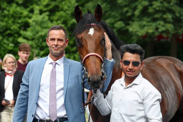 14.06.2026, Koeln, Nordrhein-Westfalen, GER - Englishman mit Trainer Marcel Weiss (links) nach dem Sieg im 191. Union-Rennen. Galopprennbahn Koeln-Weidenpesch. (Pferd, Trainer, Englishman, Weiss, Sieg) 260614S996KOELN.JPG
