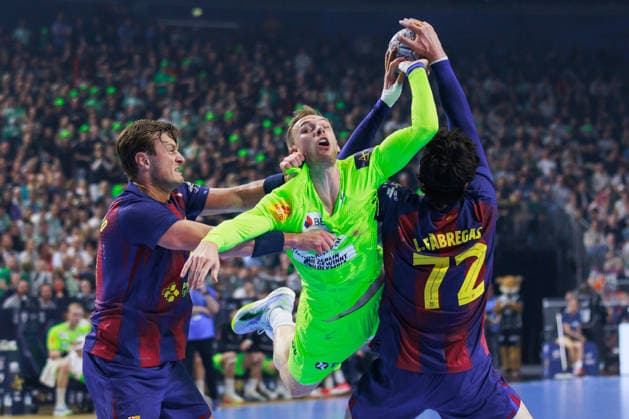Mathias GIDSEL (Fuechse Berlin, 19) im Zweikampf gegen Jonathan CARLSBOGARD FC Barcelona, Barca Barca, 09) und Ludovic FABREGAS (FC Barcelona Barca, 72) GER, FC Barcelona Barca vs. Fuechse Berlin, Handball, TruckScout24 EHF FINAL4 2026, Finale, Spielzeit 2025 2026, 14.06.2026, GER, FC Barcelona Barca vs. Fuechse Berlin, Handball, TruckScout24 EHF FINAL4 2026, Finale, Spielzeit 2025 2026, 14.06.2026, Koeln