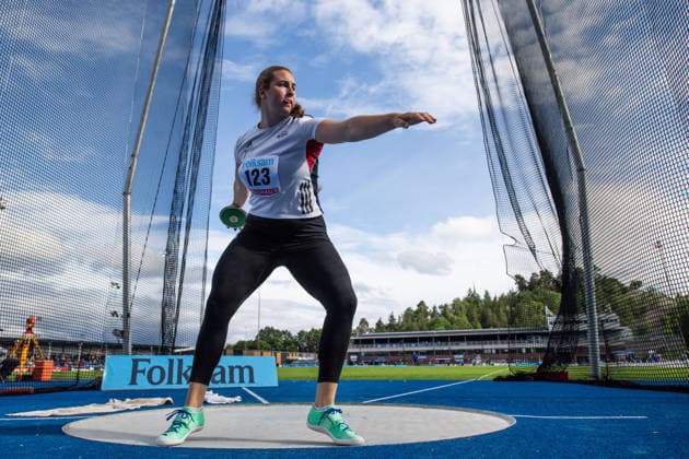 260614 Ebba Salomonsson Lind, Hässelby SK, tävlar i damernas diskus under friidrottstävlingen Folksam Grand Prix den 14 juni 2026 i Stockholm.