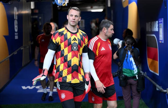Fussball FIFA WM 2026 Vorrunde Gruppe E in Houston Deutschland - Curacao 14.06.2026 Torwart Manuel Neuer (li, Deutschland) mit Torwart Trainer Andreas Kronenberg