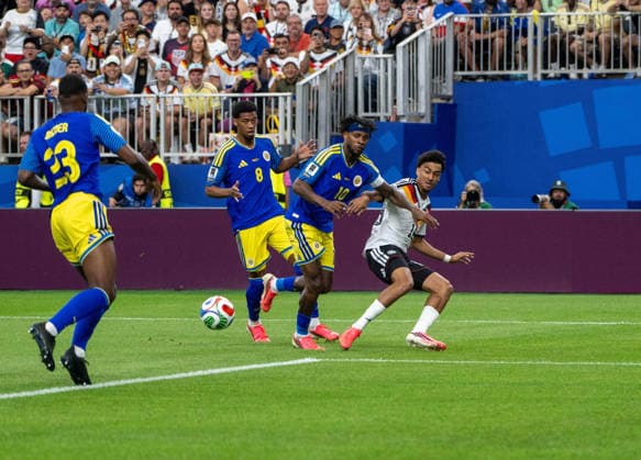 Fußball, Herren, FIFA World Cup, WM, Weltmeisterschaft, Fussball 2026 in Mexiko, Kanada und USA, Spiel in Houston (Gruppe E, 1. Spieltag), Deutschland - Curacao, v. l. Riechedly Bazoer (Curacao), Livano Comenencia (Curacao), Leandro Bacuna (Curacao), Nathaniel Brown (Deutschland), 14.06. 2026,