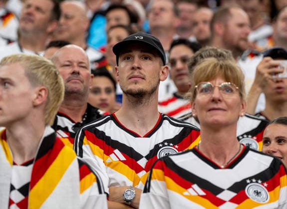 Fußball, Herren, FIFA World Cup, WM, Weltmeisterschaft, Fussball 2026 in Mexiko, Kanada und USA, Spiel in Houston (Gruppe E, 1. Spieltag), Deutschland - Curacao, Keven Schlotterbeck (FC Augsburg, Bruder von Nico) unter den Zuschauern auf der Tribüne, 14.06. 2026,