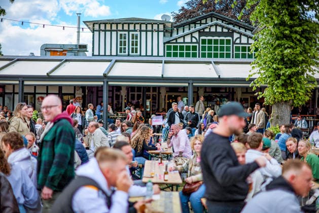 14.06.2026, Köln, Public Viewing zur FIFA Fussball-Weltmeisterschaft 2026, Länderspiel WM Deutschland - Curacao, Fans schauen das Spiel auf einer Leinwand im Biergarten Nordrhein-Westfalen Deutschland