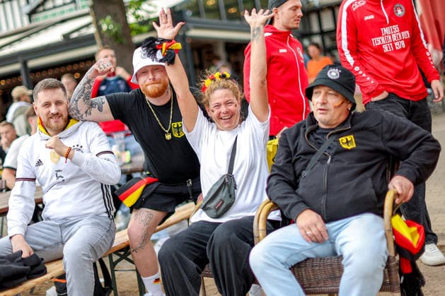 14.06.2026, Köln, Public Viewing zur FIFA Fussball-Weltmeisterschaft 2026, Länderspiel WM Deutschland - Curacao, Fans im Biergarten freuen sich auf das Spiel und jubeln über das Tor den Sieg der deutschen Nationalmannschaft Nordrhein-Westfalen Deutschland