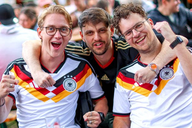 14.06.2026, Köln, Public Viewing zur FIFA Fussball-Weltmeisterschaft 2026, Länderspiel WM Deutschland - Curacao, Fans im Biergarten freuen sich auf das Spiel und jubeln über das Tor den Sieg der deutschen Nationalmannschaft Nordrhein-Westfalen Deutschland