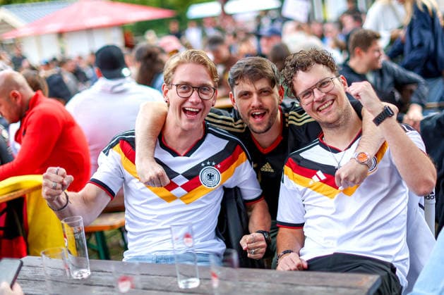 14.06.2026, Köln, Public Viewing zur FIFA Fussball-Weltmeisterschaft 2026, Länderspiel WM Deutschland - Curacao, Fans im Biergarten freuen sich auf das Spiel und jubeln über das Tor den Sieg der deutschen Nationalmannschaft Nordrhein-Westfalen Deutschland