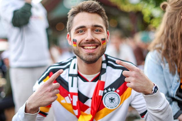 14.06.2026, Köln, Public Viewing zur FIFA Fussball-Weltmeisterschaft 2026, Länderspiel WM Deutschland - Curacao, Fans Ein Fan im Biergarten freuen sich auf das Spiel und jubeln über das Tor den Sieg der deutschen Nationalmannschaft Mitfiebernd Spannung Nordrhein-Westfalen Deutschland
