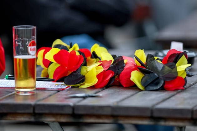 14.06.2026, Köln, Public Viewing zur FIFA Fussball-Weltmeisterschaft 2026, Länderspiel WM Deutschland - Curacao, Deutschlandschmuck auf einem Tisch im Biergarten neben einem Glas Kölsch Bier Bierglas Nordrhein-Westfalen Deutschland